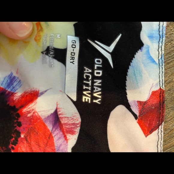 Old Navy: Go Dry Floral Capri Leggings. Size Medium - Picture 2 of 3